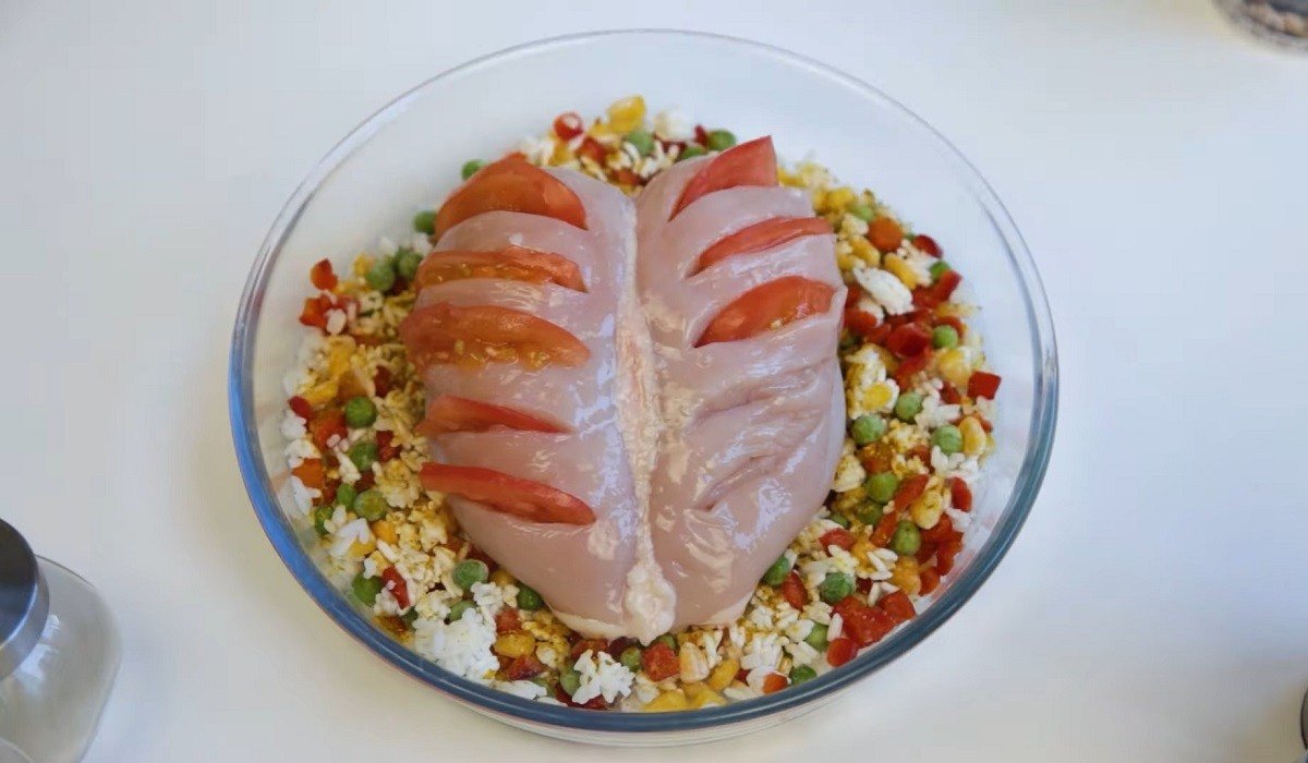 помидоры в разрезах на курице