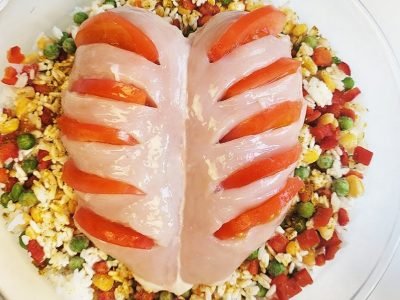 Сливочная курица под сыром в духовке с рисом и овощами