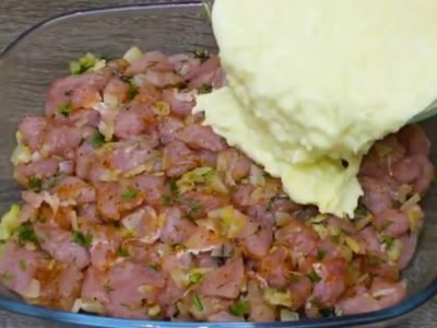 Курица под сыром и яйцами