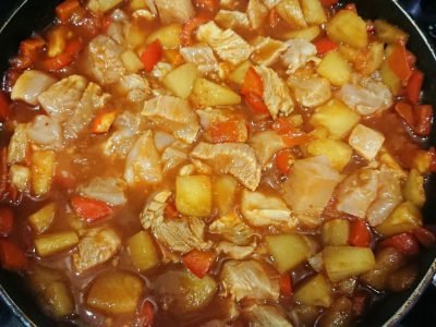 Курица с ананасами в кисло-сладком соусе