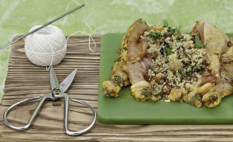 Курица с кускусом, запеченные фаршированные цыплята