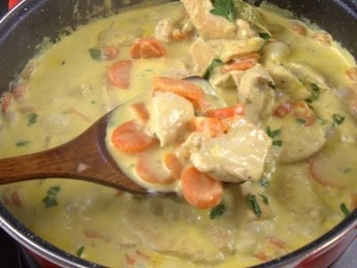 Курица с морковью в сметанном соусе на сковороде