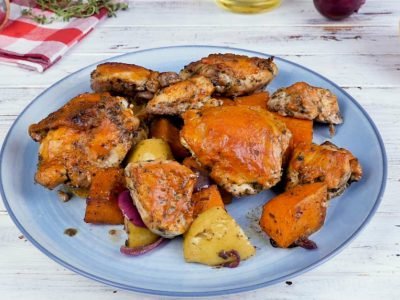 Курица с тыквой и яблоками в духовке