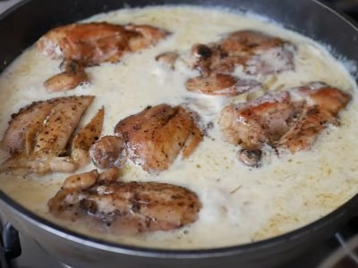 Курица со сметаной на сковороде
