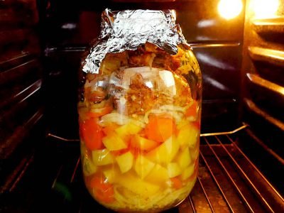 Курица в банке с овощами