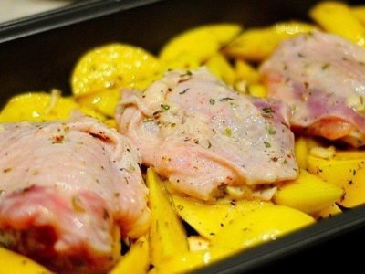 Курица в кефире с картошкой