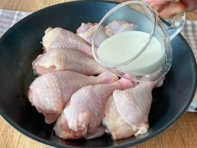 Хрустящая курица в сухарях на сковороде