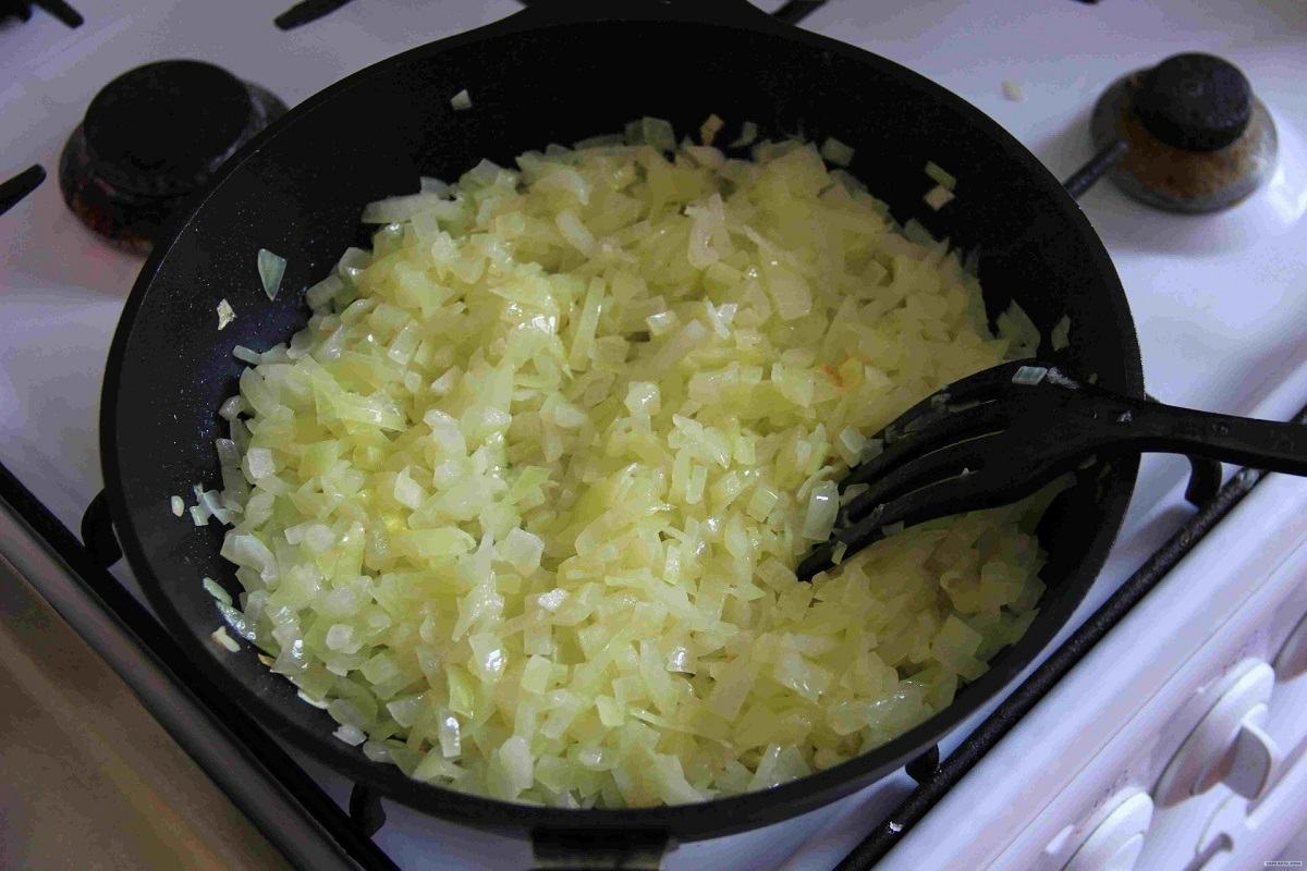 лук на сковороде