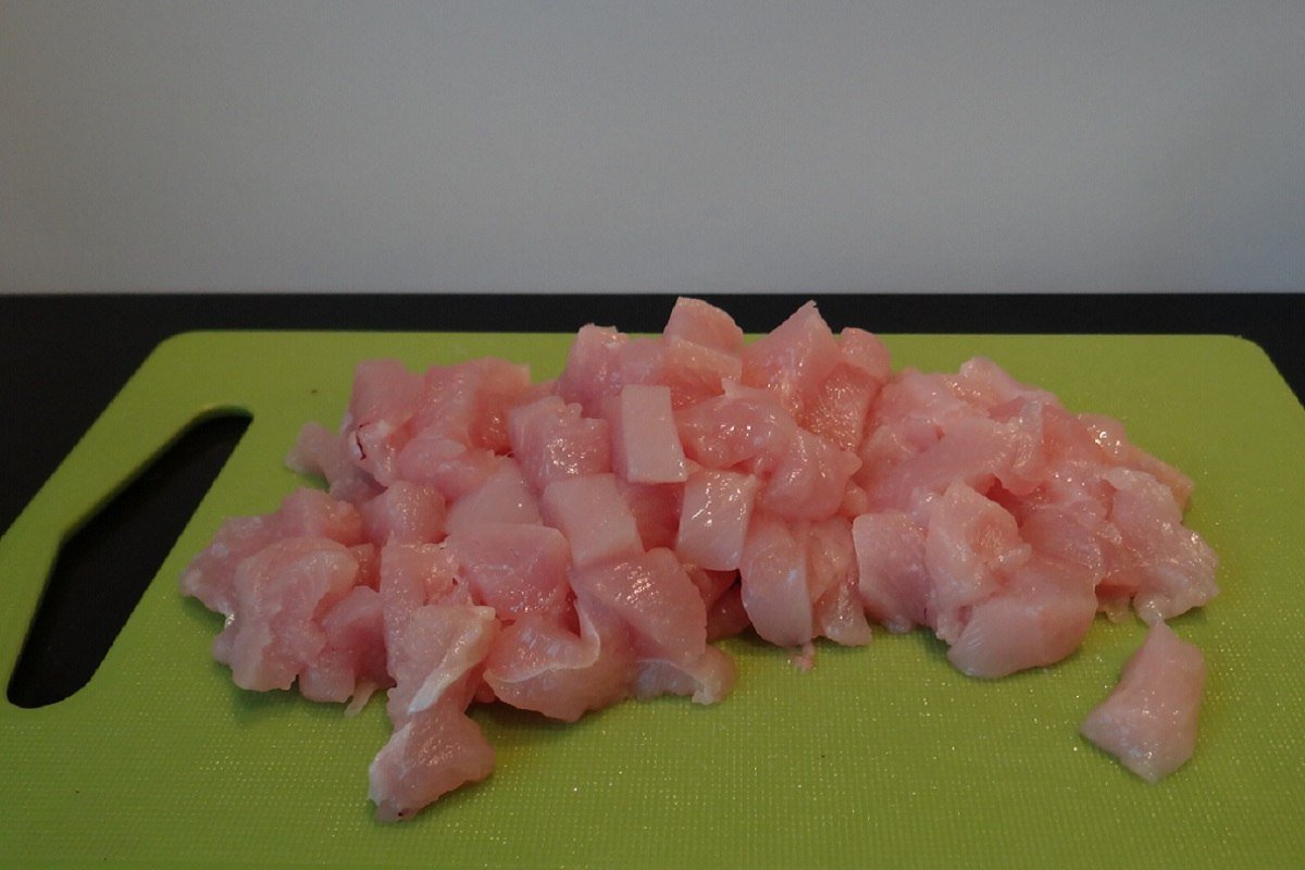 нарезанная куриная грудка