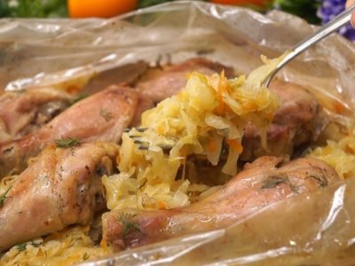 Курица, запеченная с капустой