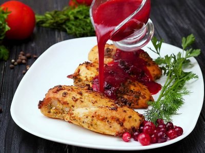 Куриная грудка под клюквенным соусом