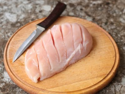 Запеченная куриная грудка с капустой