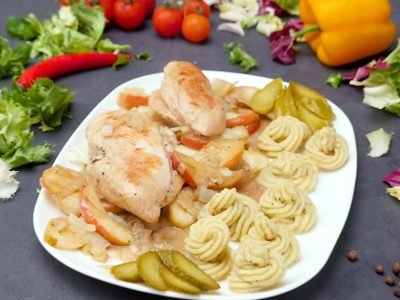 Куриная грудка с яблоками