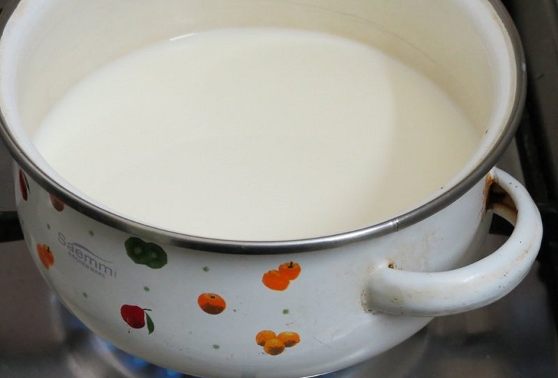 молоко в кастрюле