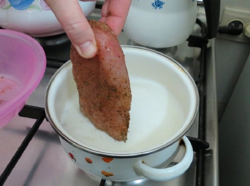 Поместите куриную грудку в молоко