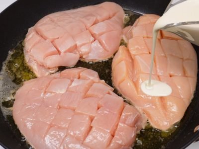 Сочная куриная грудка в сливочном соусе на сковороде