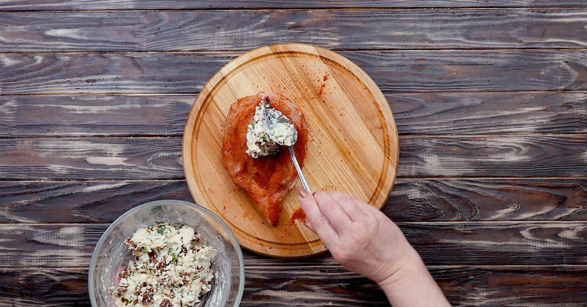 наполнение куриных кармашков начинкой