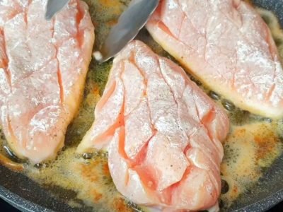 Куриное филе в кисло-сладком соусе на сковороде