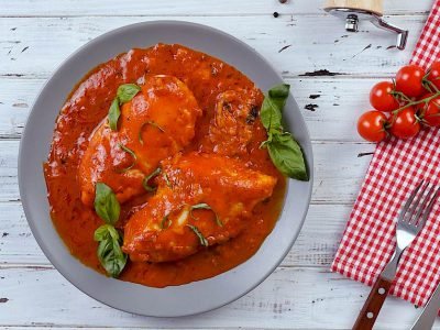 Куриное филе в томатном соусе с сыром