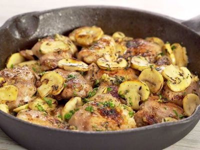 Куриные бёдра с грибами и чесноком на сковороде