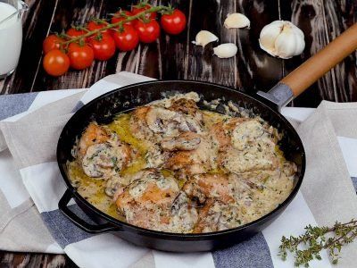 Куриные бедра с грибами и сливками