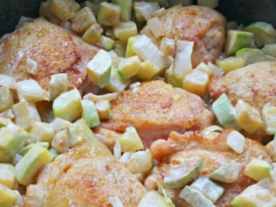 Куриные бедра с кабачками на сковороде