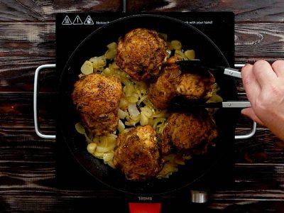 Куриные бедра в сметанном соусе