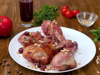 Куриные голени с вишней