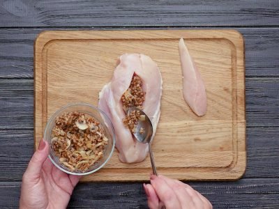 Куриные грудки с гречкой