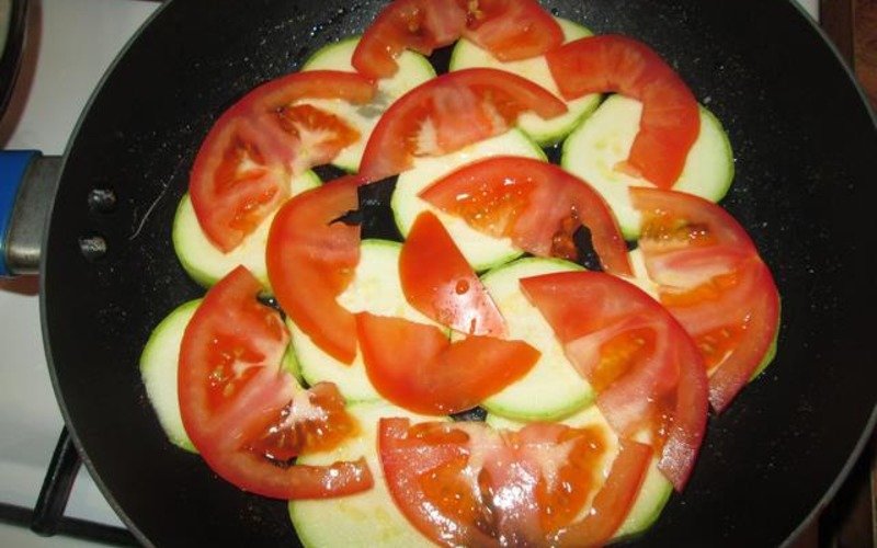кабачки с помидорами