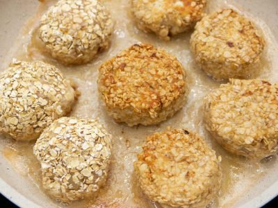 Куриные котлеты с грибным соусом