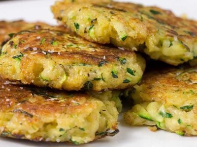 Рубленые куриные котлеты с кабачком на сковороде