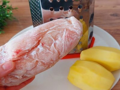 Турецкие куриные котлеты с картошкой на сковороде