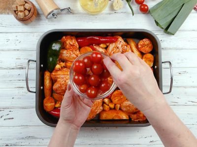 Куриные крылья с овощами в духовке