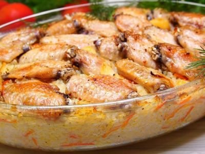 Глянцевые куриные крылышки с рисом в духовке