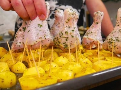 Куриные ножки на картошке в духовке