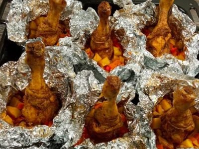 Пряные куриные ножки с овощами в фольге
