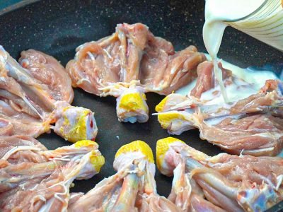 Нежные куриные ножки в молоке на сковороде