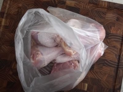 Пряные куриные ножки в целлофановом пакете