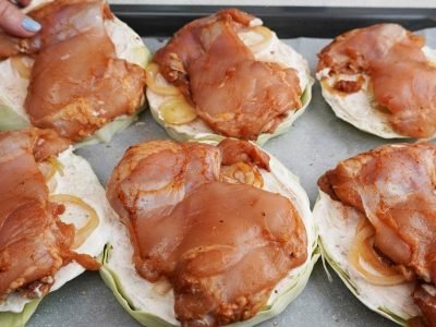 Пряные куриные окорочка на капусте