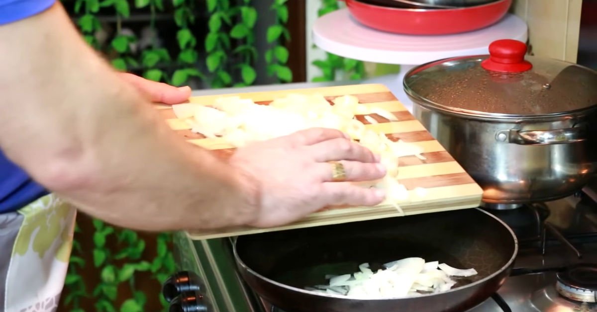 куриные сердечки с грибами в сметане