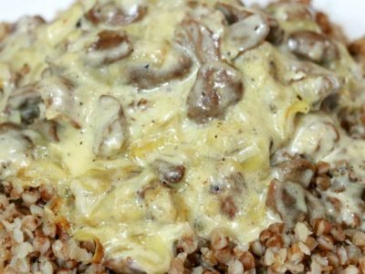 Куриные сердечки с грибами в сметане