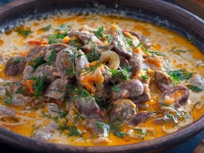 Куриные сердечки в сливочном соусе