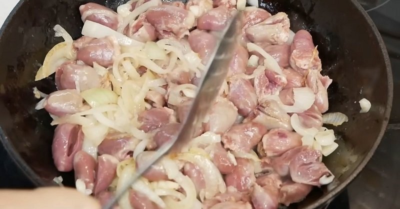 обжарка лука и сердечек