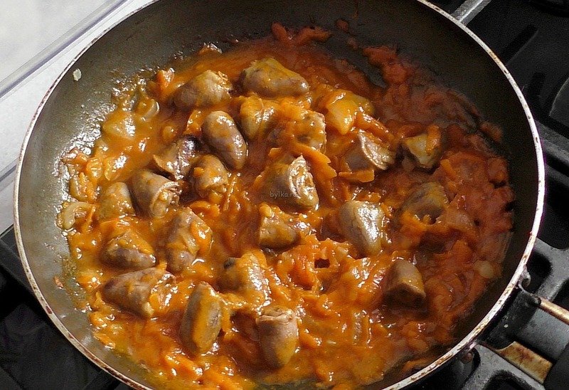 Куриные сердечки в томате