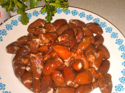 Куриные сердечки в томатном соусе