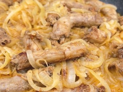 Жаренные куриные шейки в маринаде с луком