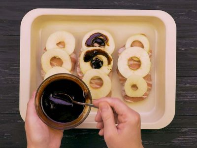 Куриные стейки с яблоками