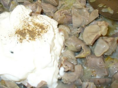 Куриные желудки в сметане