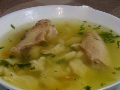 Куриный бульон с клецками